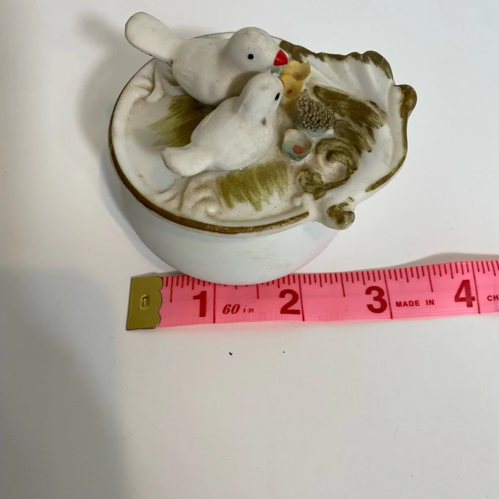 Vintage Lovebirds/Doves trinket box/ring holder storage container. Trinket